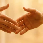 Réconciliation entre deux personnes se tendant la main