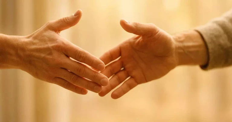 Réconciliation entre deux personnes se tendant la main