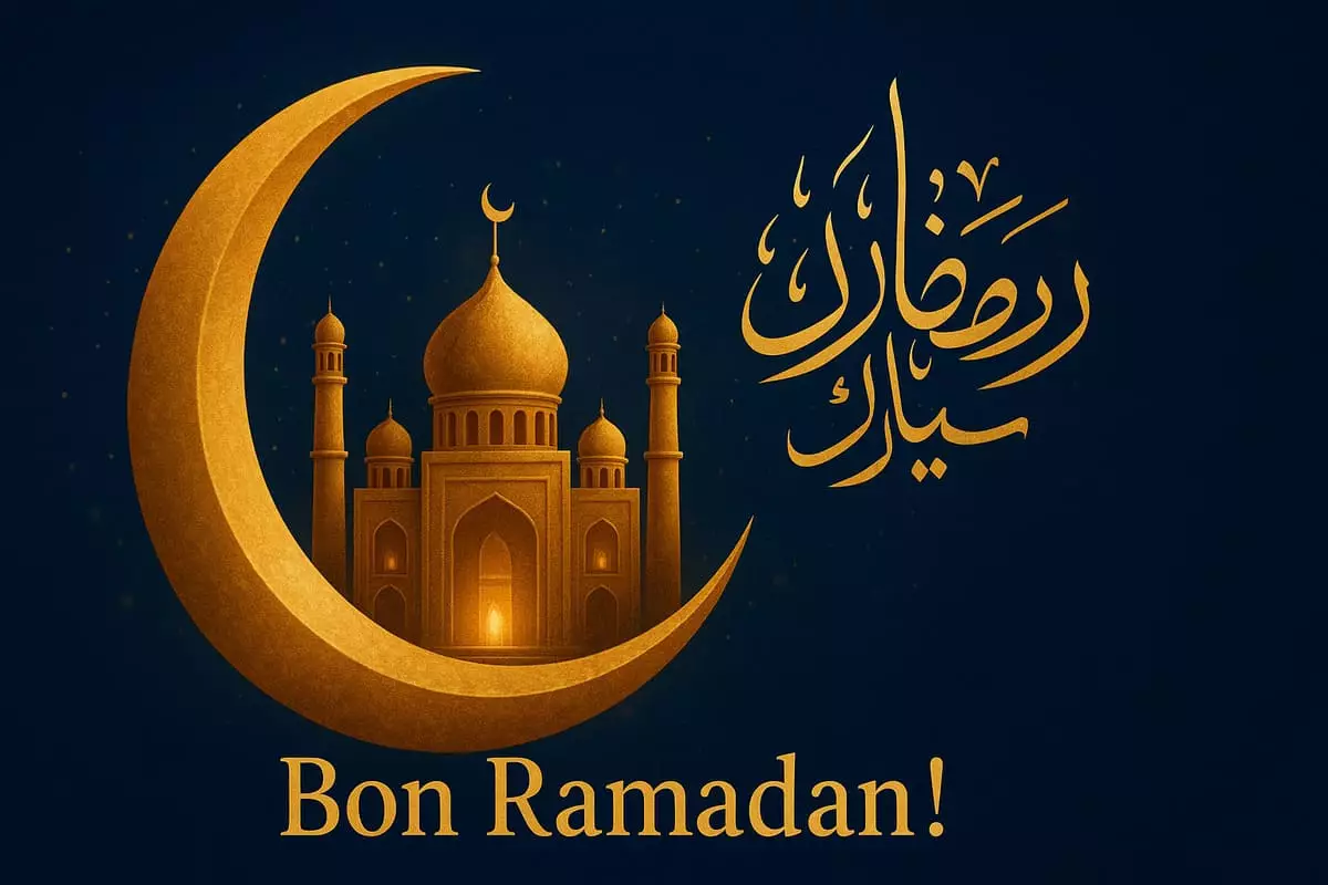 Croissant de lune doré et mosquée illuminée symbolisant le mois sacré de Ramadan Moubarak 2026