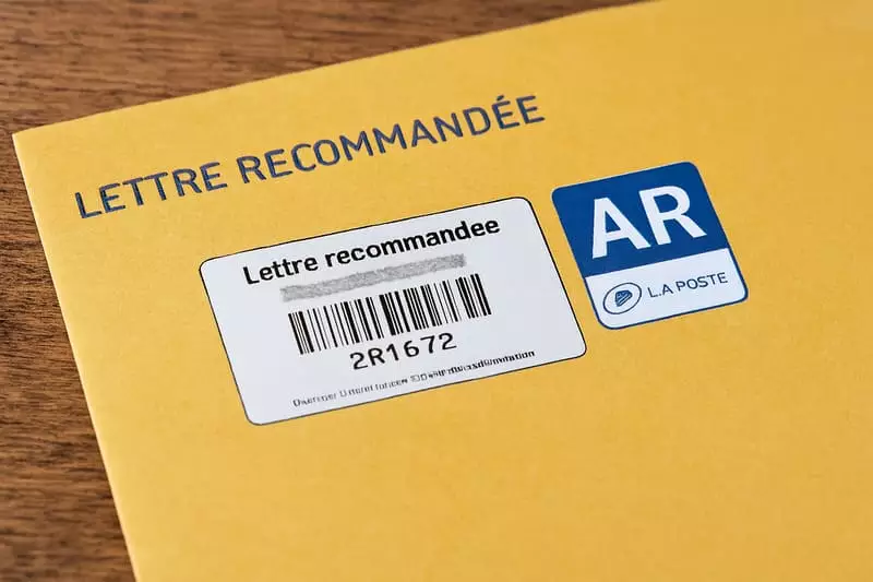 Enveloppe de lettre recommandée avec AR pour résiliation assurance obligatoire