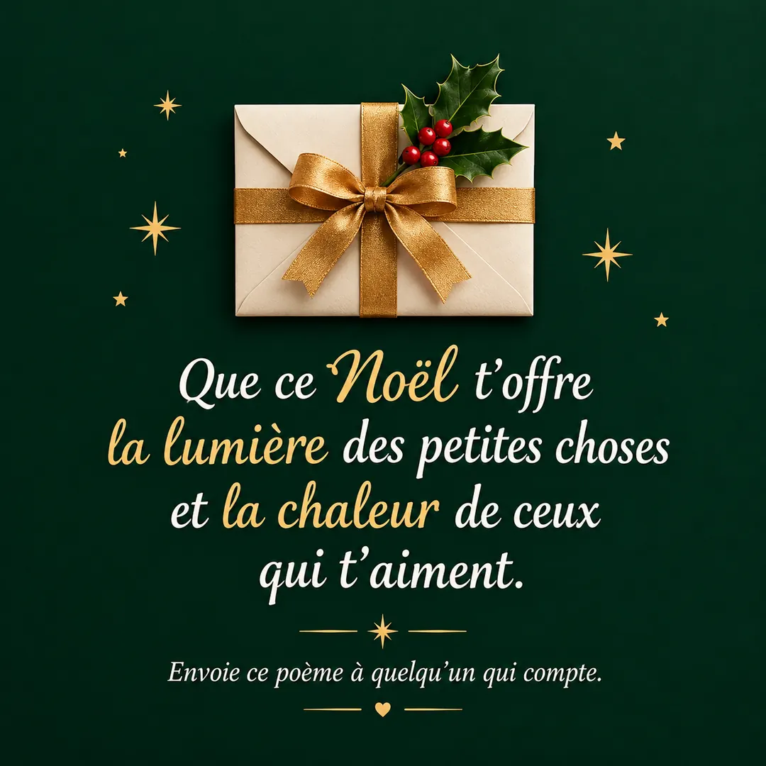 Que ce Noël t'offre la lumière des petites choses Enveloppe fermée par un ruban doré et une branche de houx sur fond vert sapin, avec un vers de Noël sur la lumière des petites choses